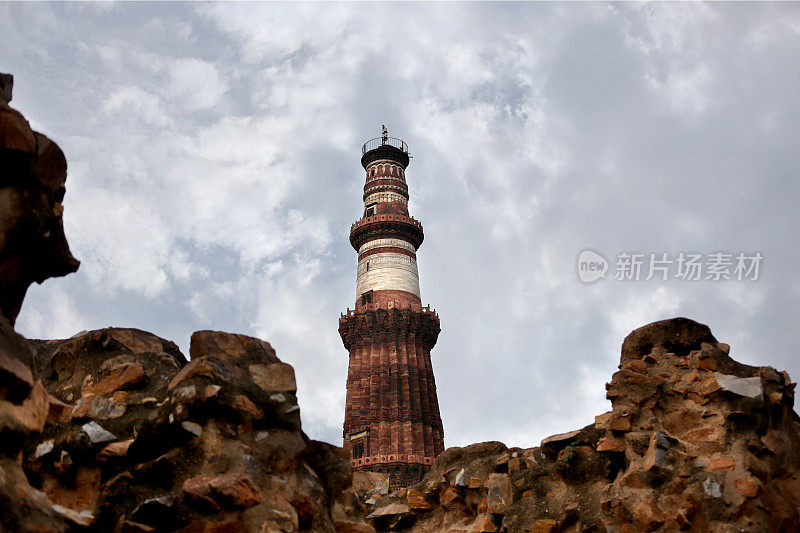 Qutub Minar direct Below，德里，印度